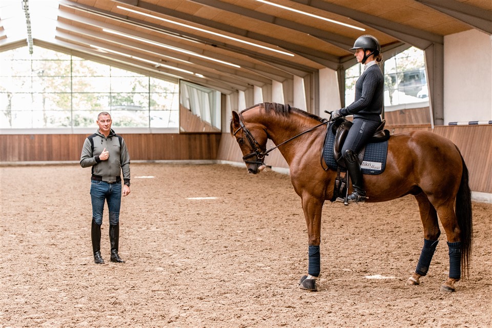 Michael er fasansat på Strandagergaard, et stutteri og konkurrencestald i Kokkedal, Nordsjælland.
Stedet ejes af Anne Lyngby, hvis to døtre rider og får undervisning af Michael 4 dage om ugen. Derudover er der også enkelte andre pensionære på stedet, som får undervisning dagligt.